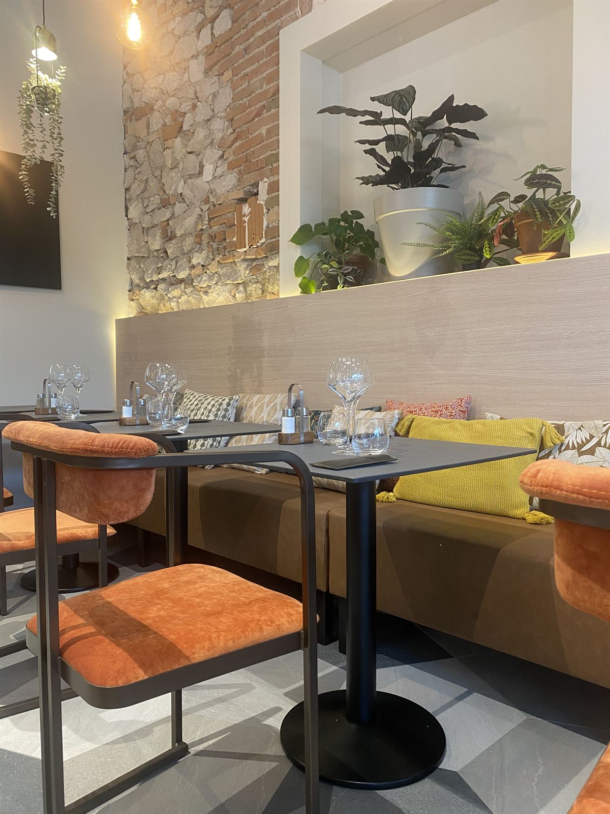 Banquettes et fauteuils terracotta de La Badiane, tables dressées pour un événement privé