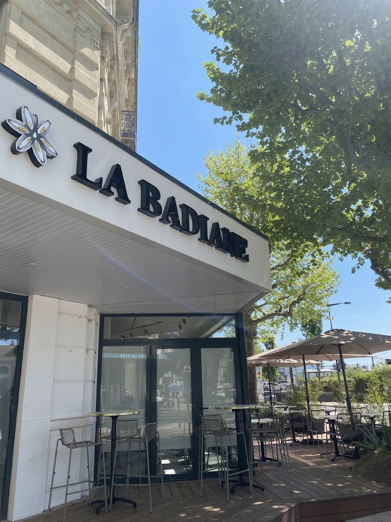 La devanture de La Badiane et sa terrasse ombragée à Voiron